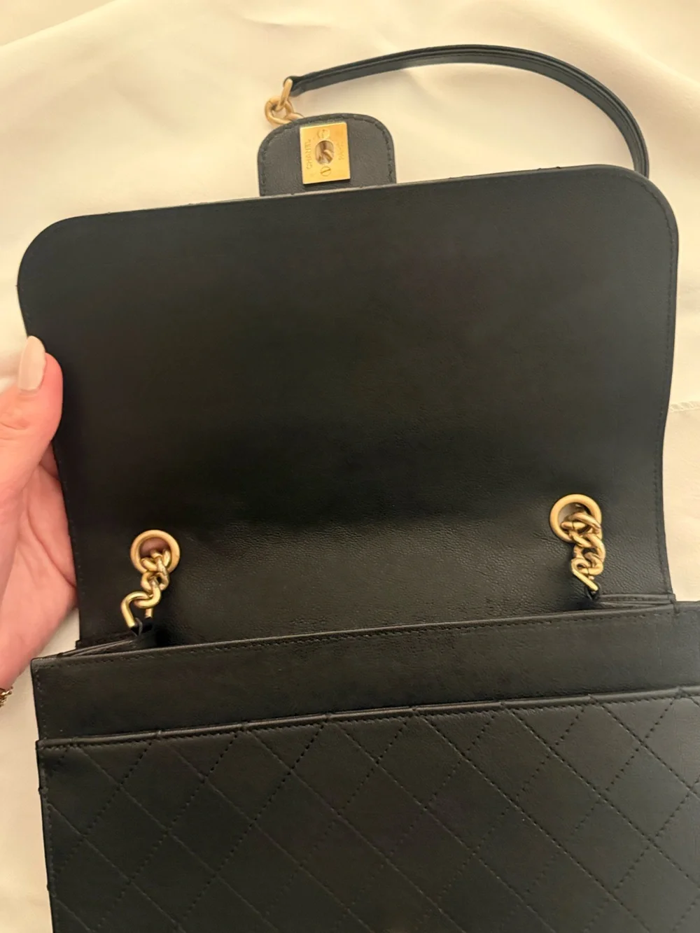 CHANEL Black Quilted Leather Shoulder Bag with Gold Chain